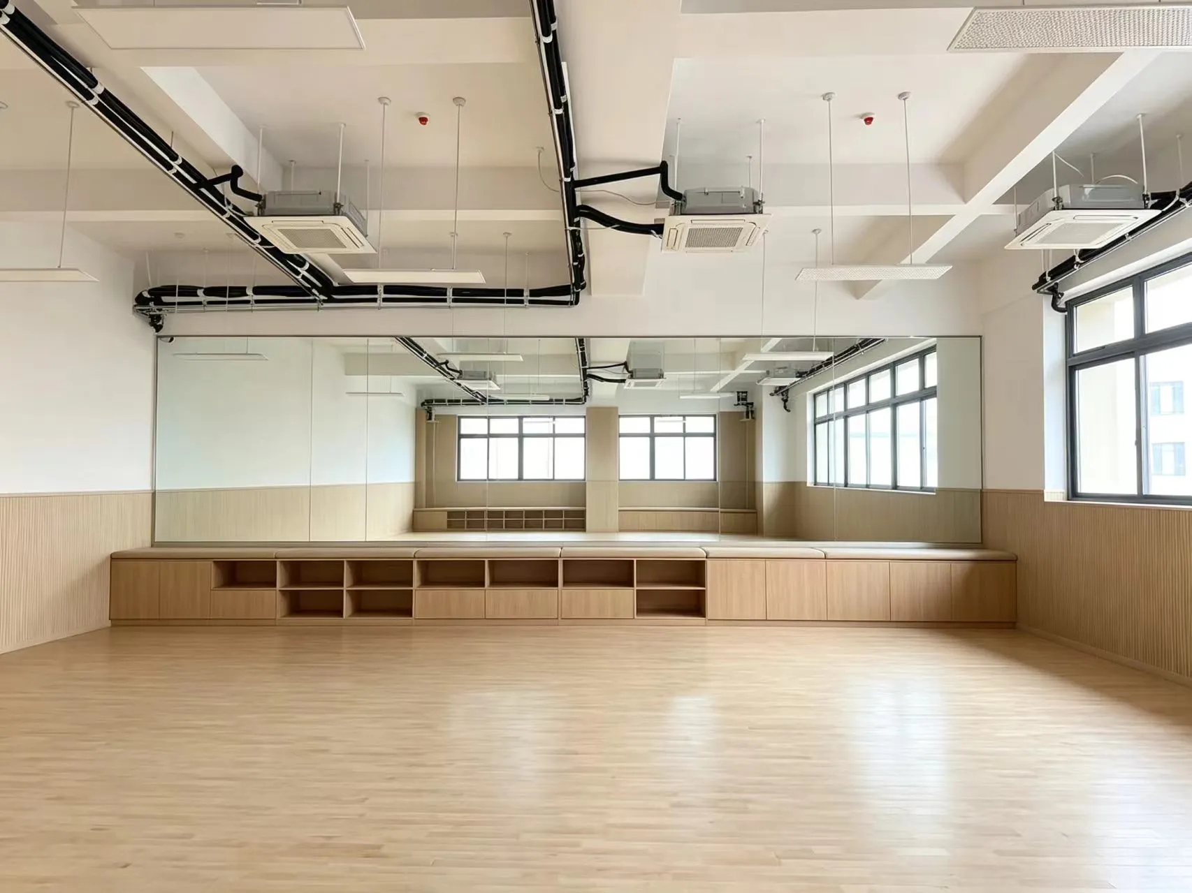镜墙与收纳长凳 / Mirrored wall and storage bench